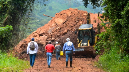 Maquinaria de Cortolima habilitará paso entre Prado y Dolores