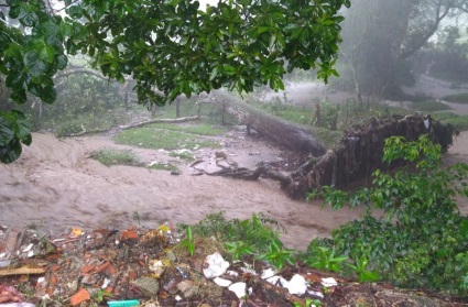 Las fuertes lluvias generaron inundaciones y alteraciones en las vías de la ciudad